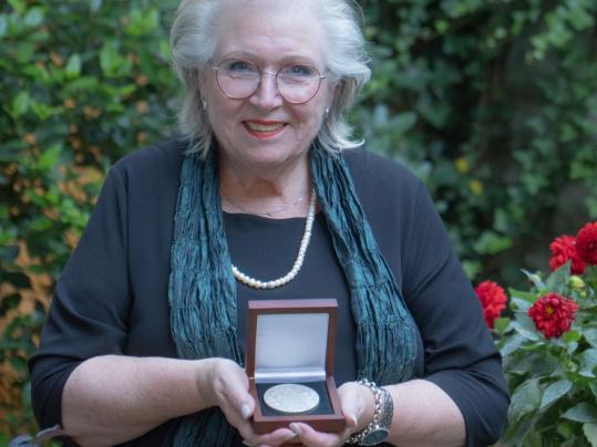 Congratulations: Rosmarie Pfau erhält die Krebsmedaille der Krebsliga Schweiz